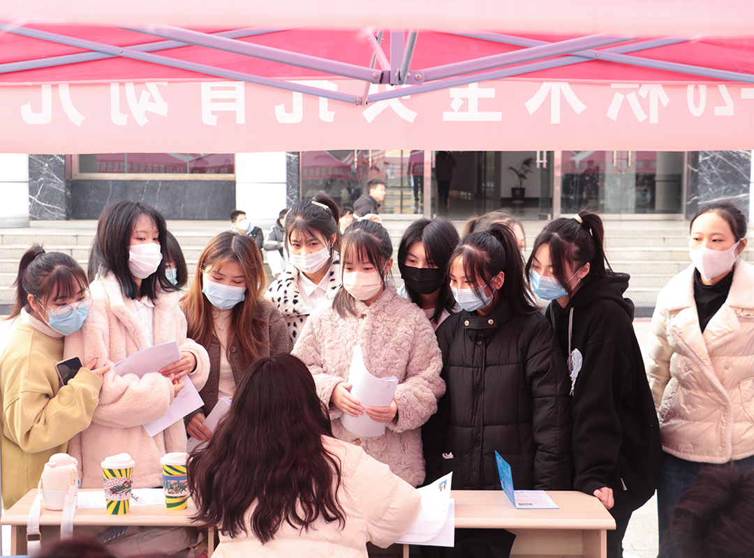 双选会现场,同学们向企业咨询.jpg 双选会现场,同学们向企业咨询.jpg