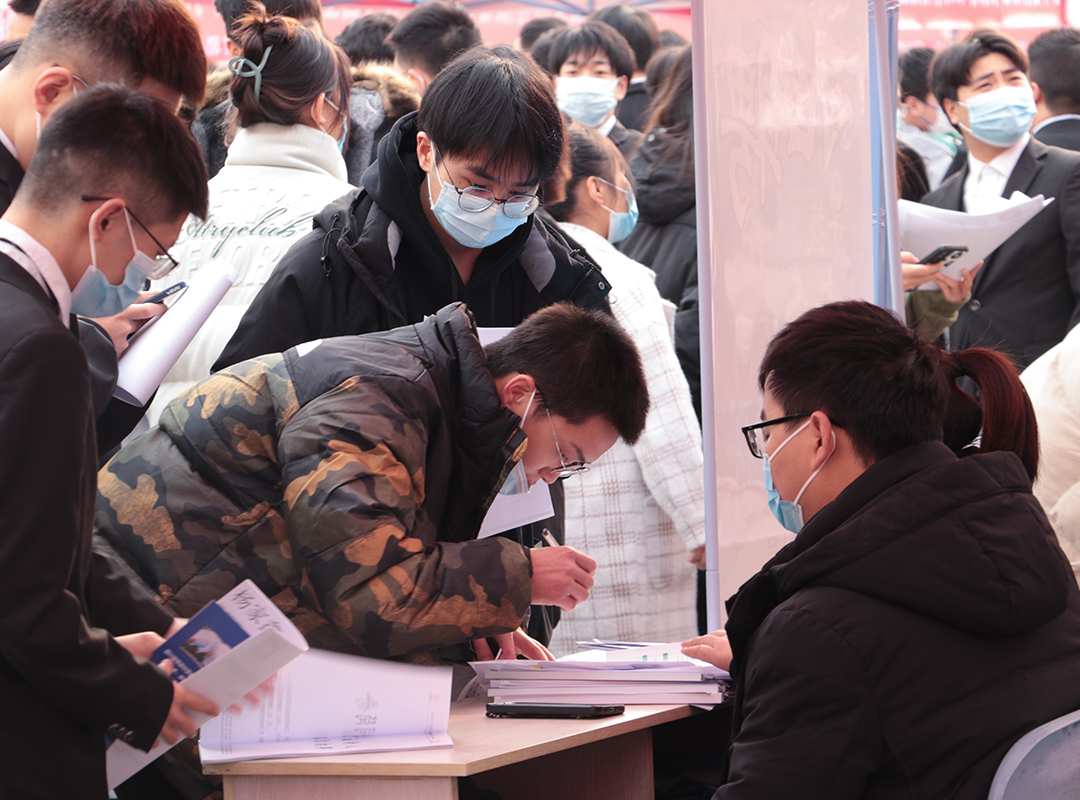 双选会现场,同学们登记求职信息2.jpg 双选会现场,同学们登记求职信息2.jpg