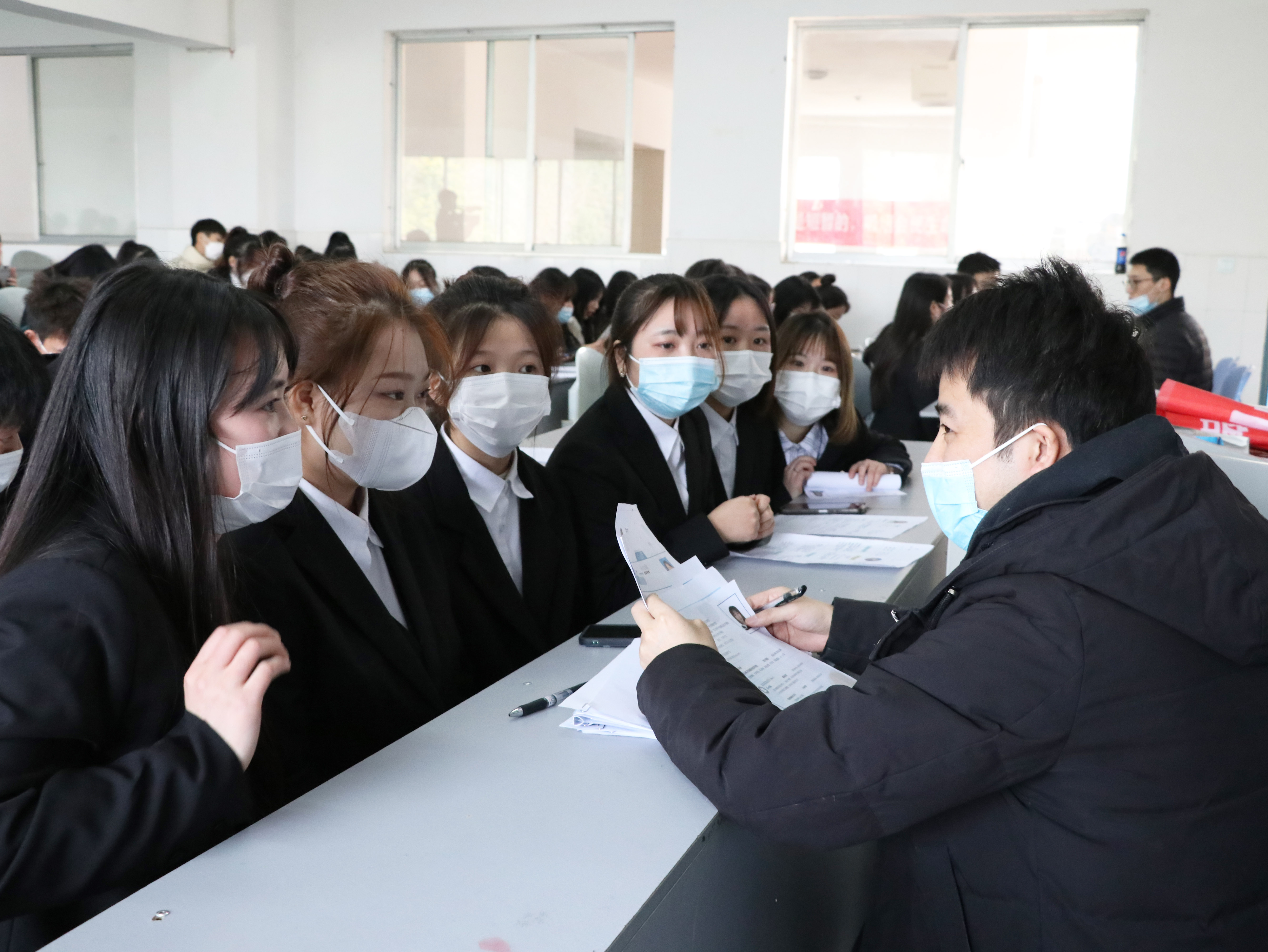 专场招聘会现场,企业负责人与同学们交流.jpg 专场招聘会现场,企业负责人与同学们交流.jpg