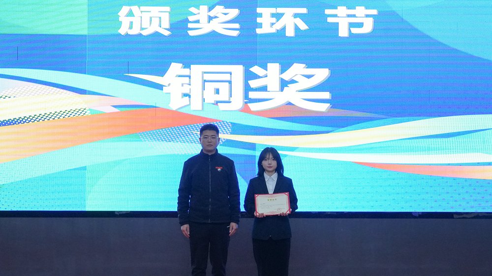 图4成长赛道铜奖合影.jpg