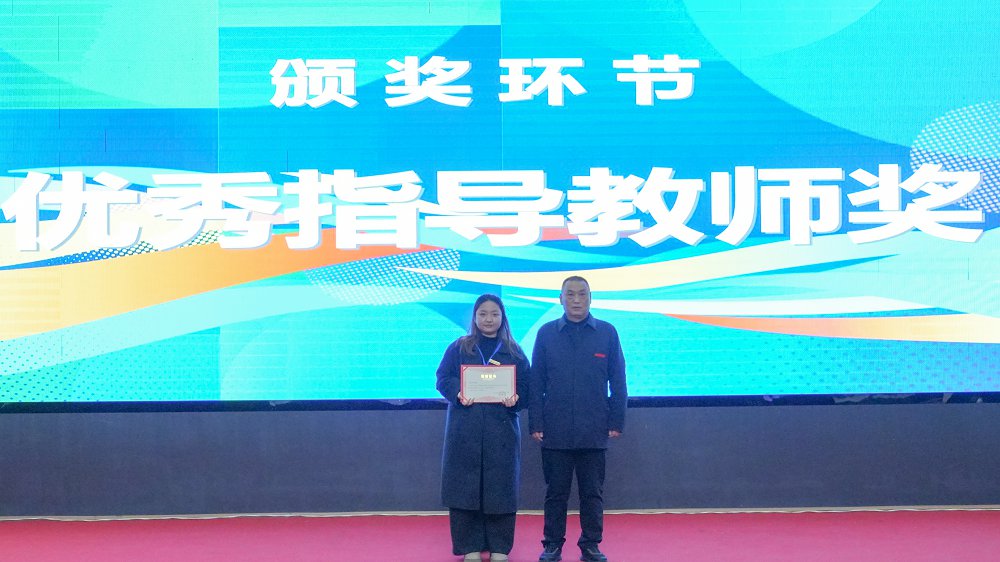 图4成长赛道优秀教师合影.jpg