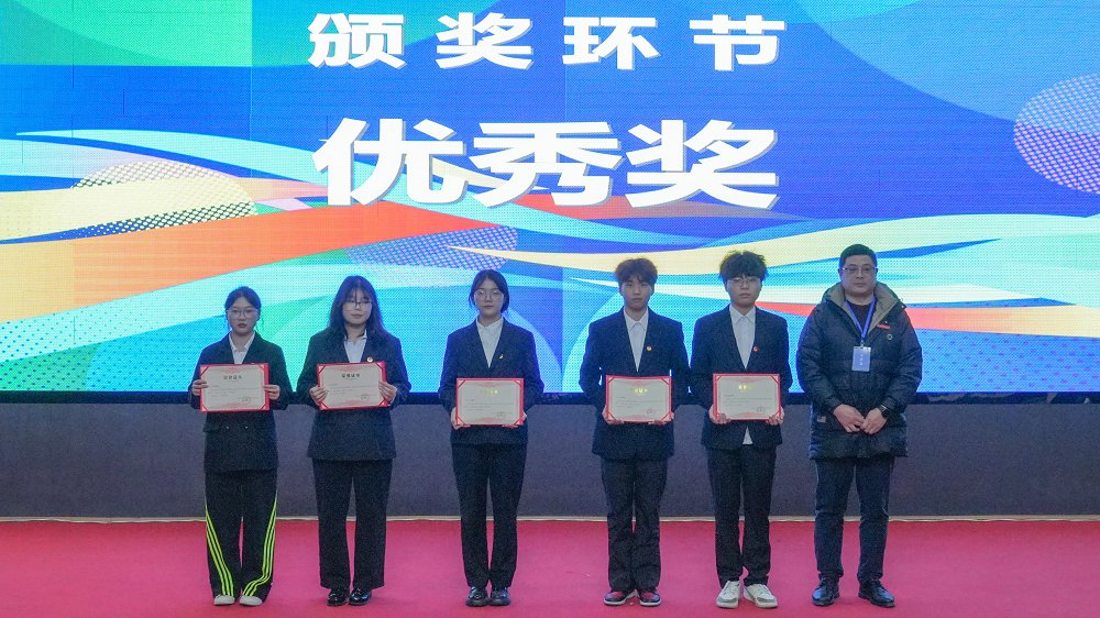 图4成长赛道优秀奖合影.jpg