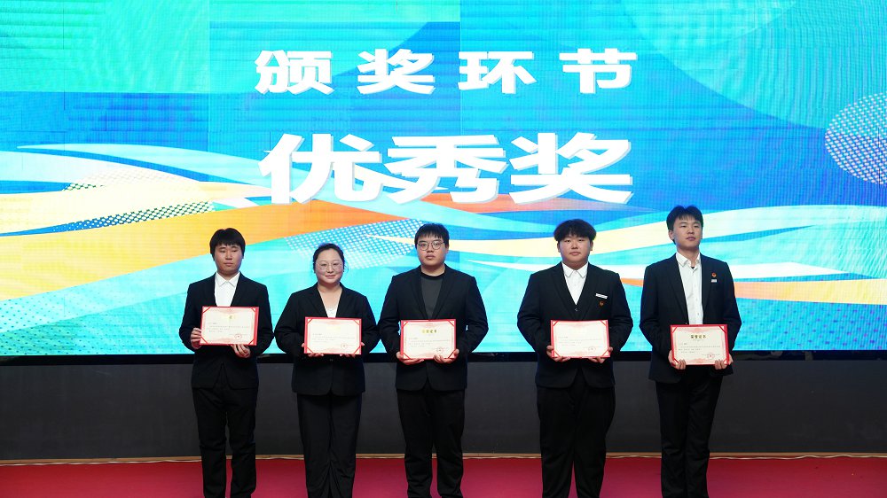 图5就业赛道优秀奖合影.jpg